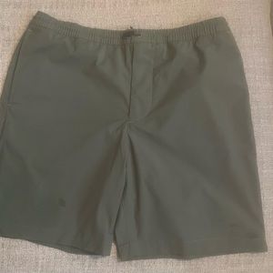 Club Monaco men’s rip stop dark green, size M shorts